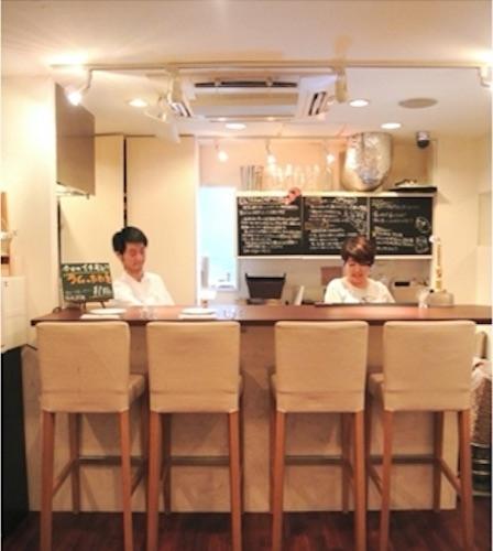 白を基調とした明るい店内