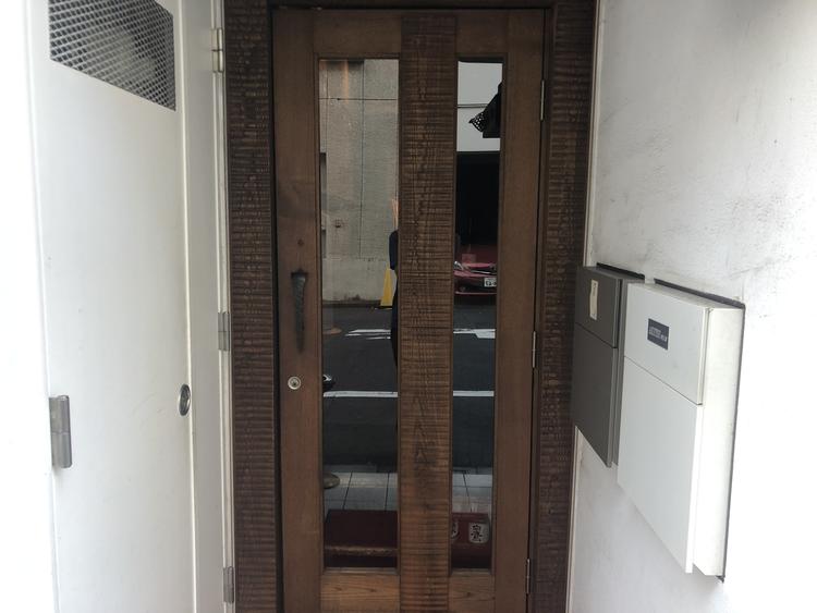 外観から店内が見えないよう工夫しています