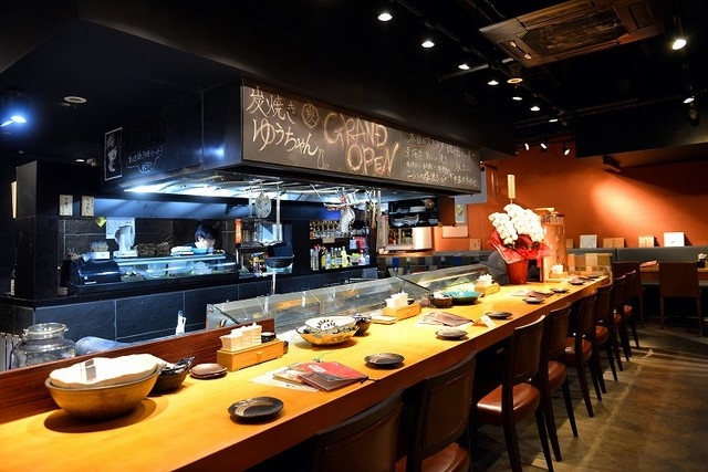 モダンカジュアルな雰囲気の店内