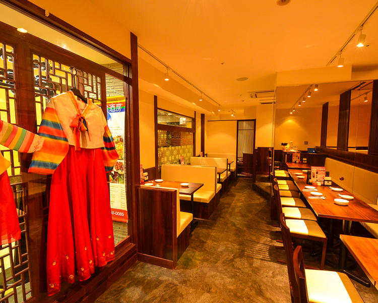 韓国を感じさせる店内装を予定