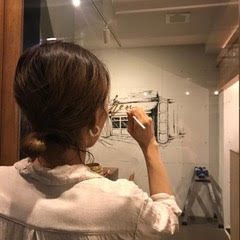 店名をガラスに描いているスタッフの様子♪