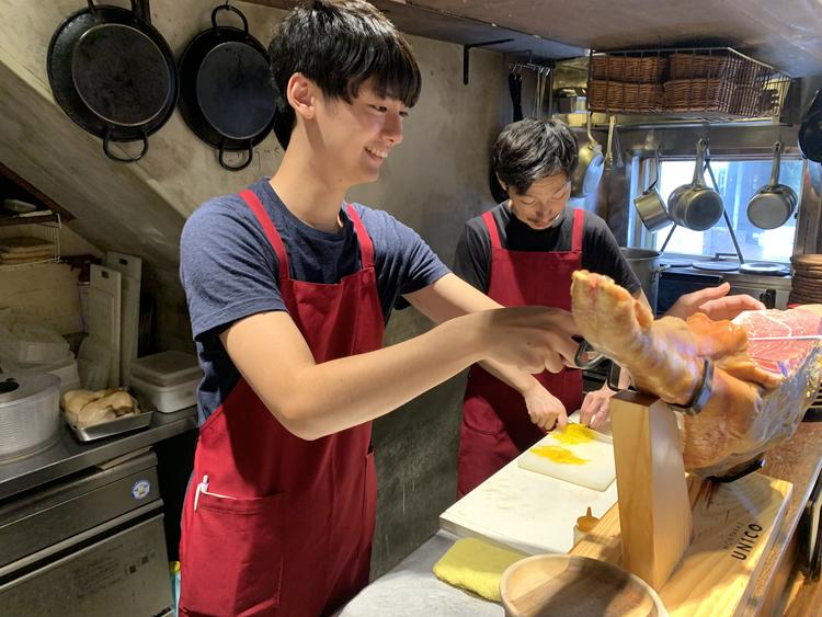 若いスタッフたちが元気に活躍中!