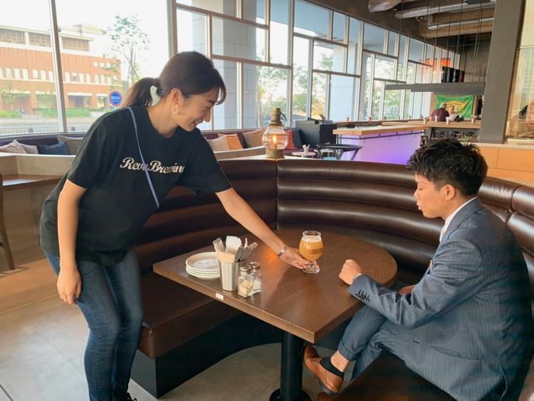 ガラス張りの店内からはみなとみらいを一望