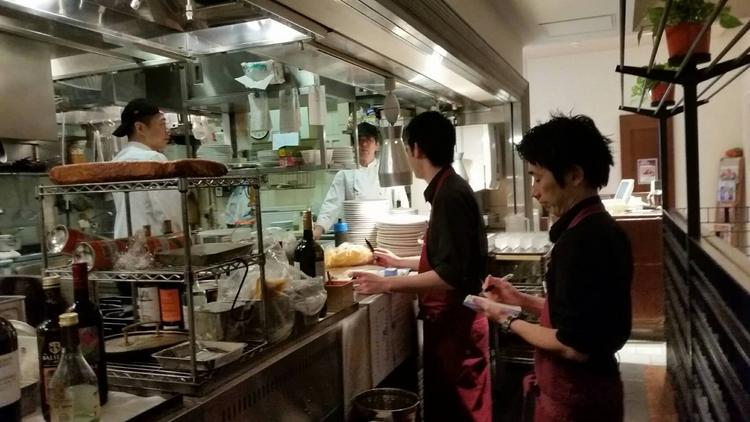 始業前のミーティング、全てはお客様の為。