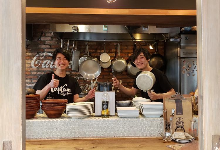 明るく活気ある店内!入口入るとこんな感じ