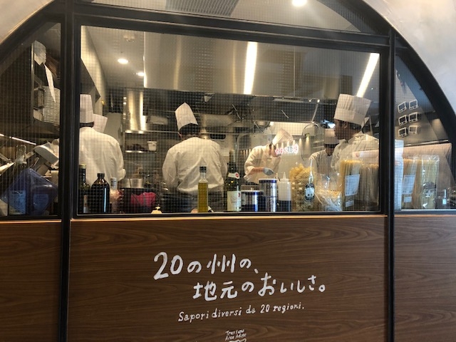 外からも中からも見えるオープンキッチン♪
