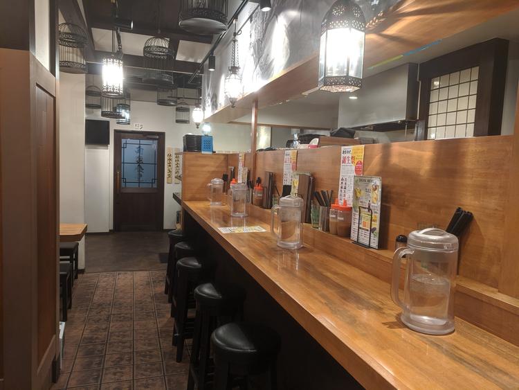 店内カウンターと照明