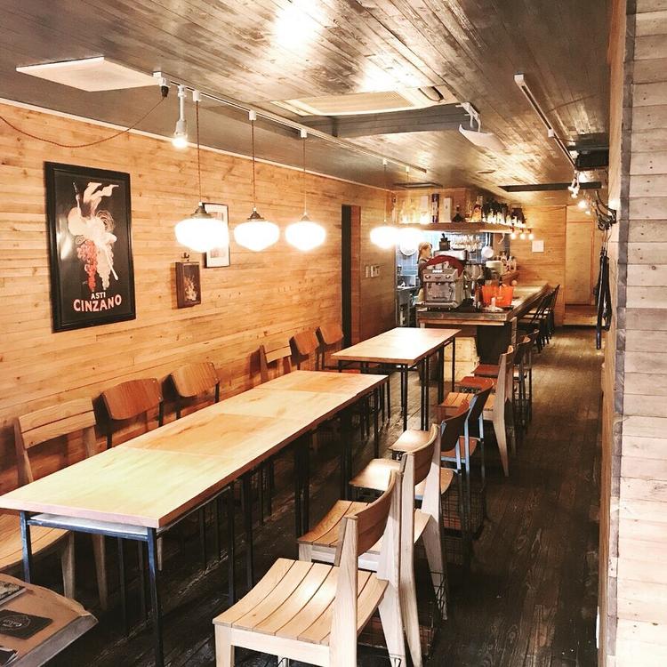 カジュアルで居心地の良い店内