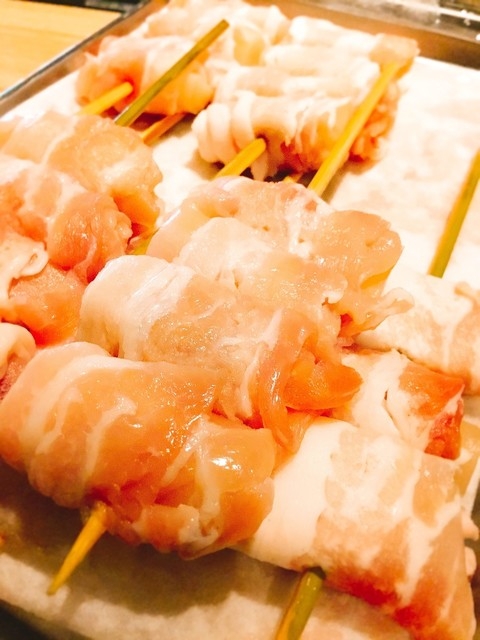 一本一本丁寧に串打ちしています!