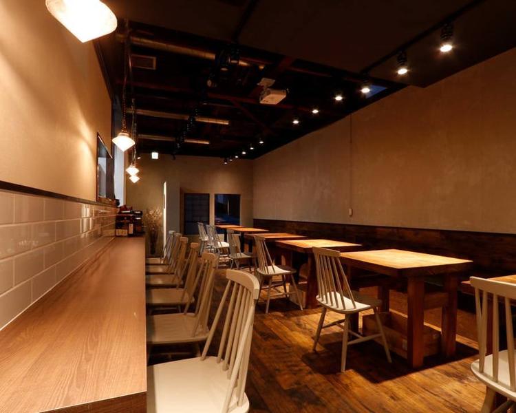 カジュアルに食事とお酒を楽しめる店です!