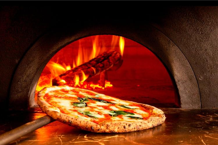自慢は本格窯で焼くナポリPIZZA