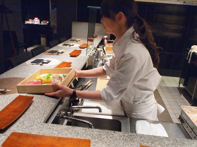 本日の新鮮食材をお客様にご覧いただきます