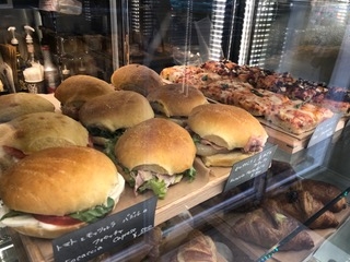 ベーカリーやケーキを用意しています