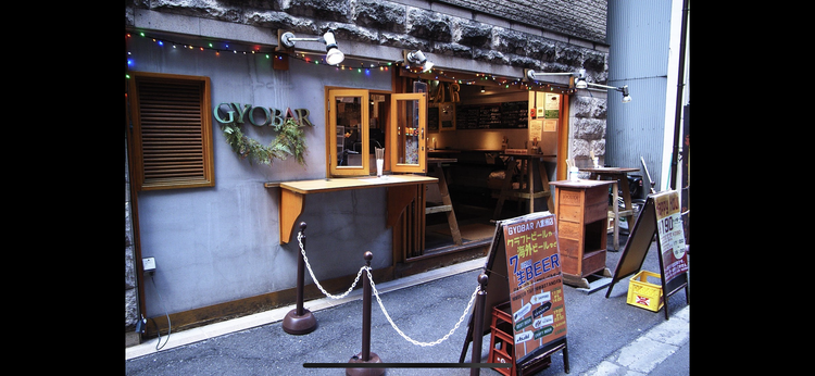 店内でも外でも飲めるスペースが!