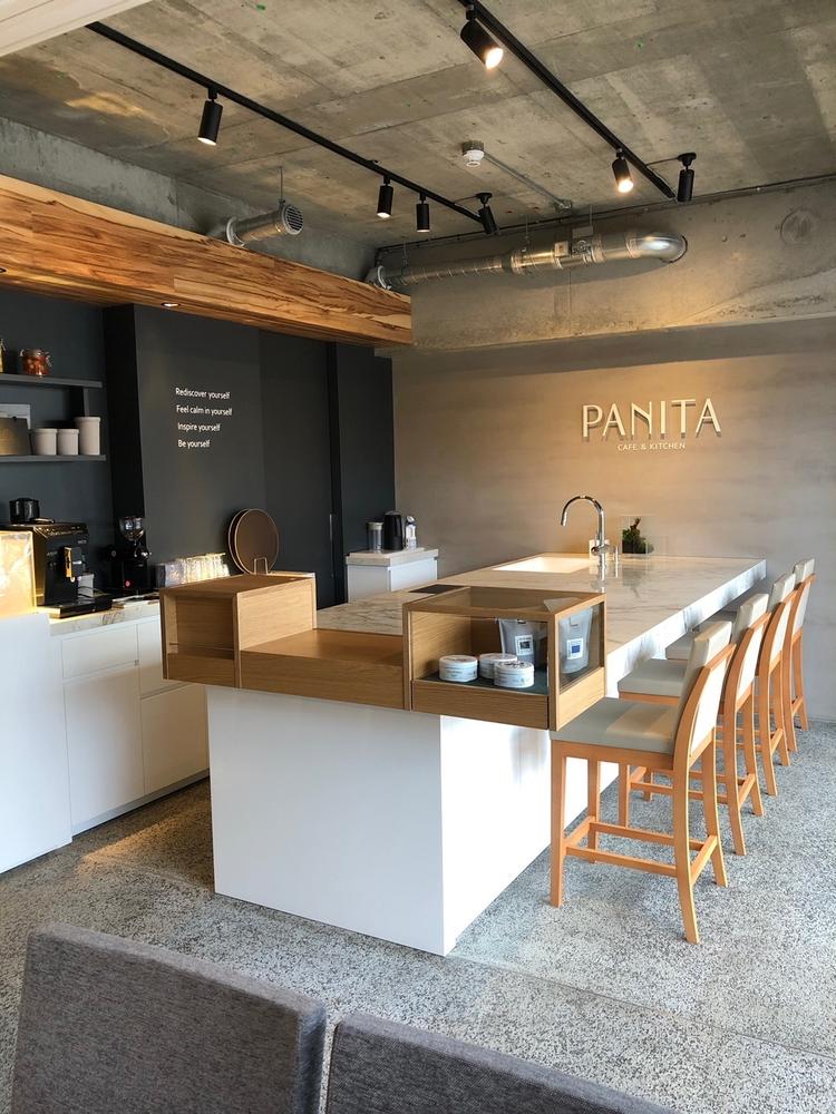 客席も兼ねたオープンキッチン