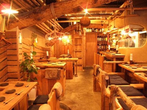 こだわりの店内♪木目調の落ち着いた雰囲気