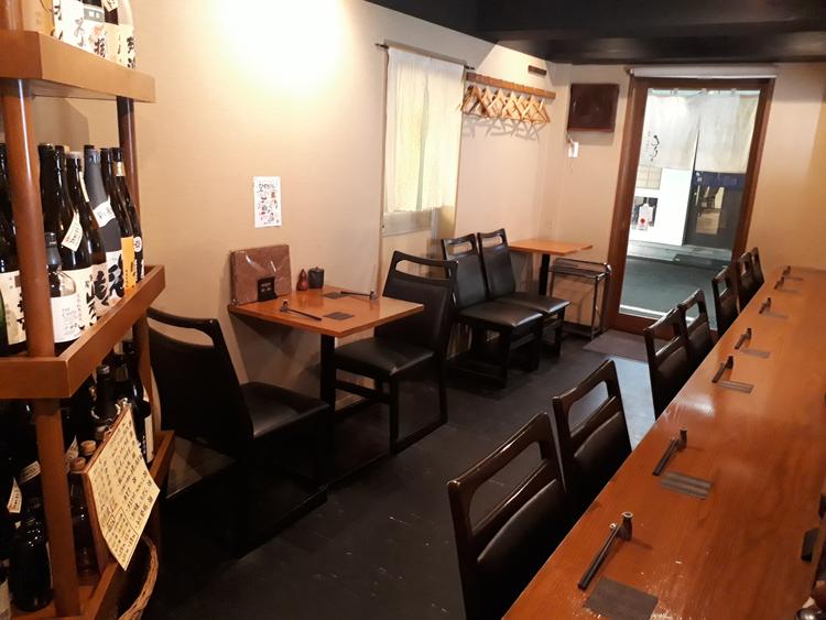 カウンター席は常連さんが多数ご来店