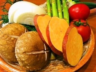 大阪中央卸市場で新鮮な野菜を買い付け