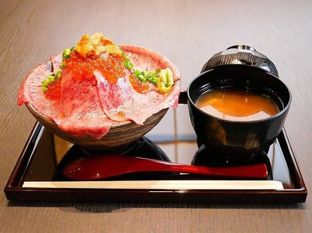 肉ドレス海鮮丼