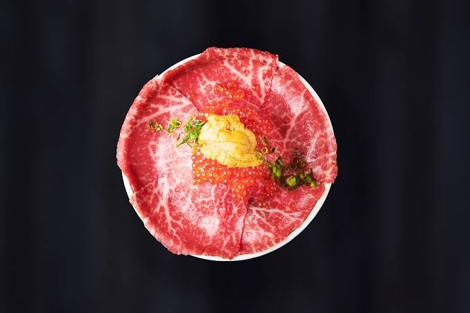 大人気の“肉ドレス海鮮丼”