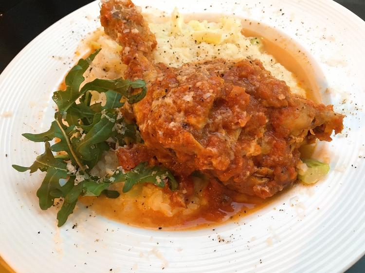 ボリュームのある肉料理は人気のメニュー。
