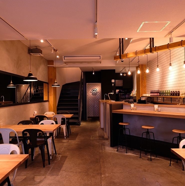 カウンター席もあるオシャレな店内