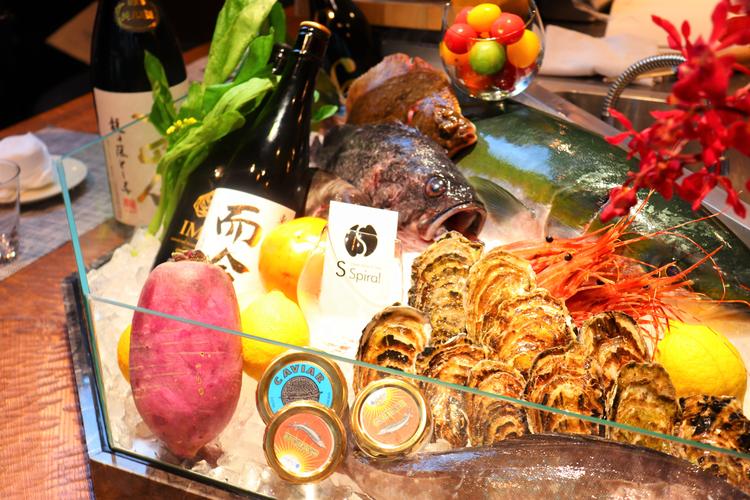 旬の食材を調理しお客様へ