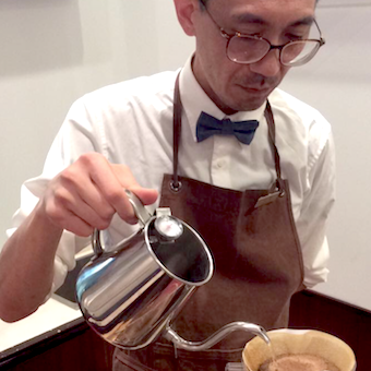 コーヒーは1杯ずつハンドドリップで提供