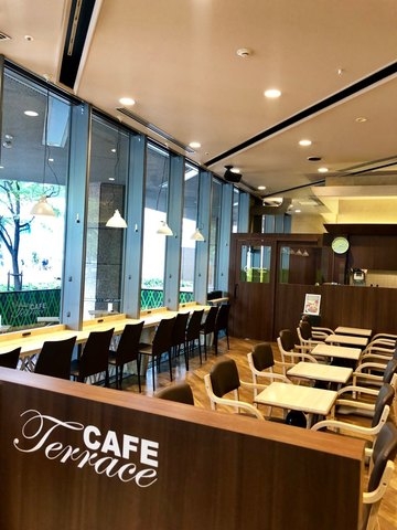 お一人さま席、テーブル席、喫煙席あります