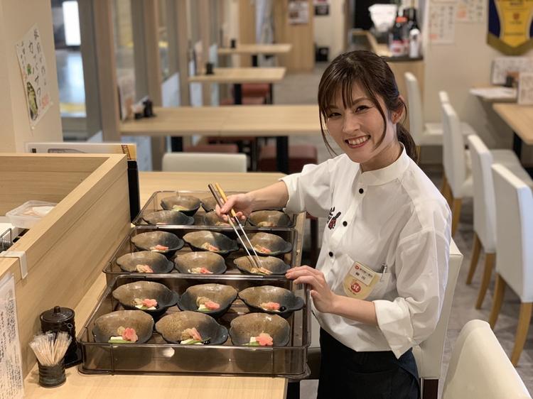 白木を基調とした店内!盛り付け中♪