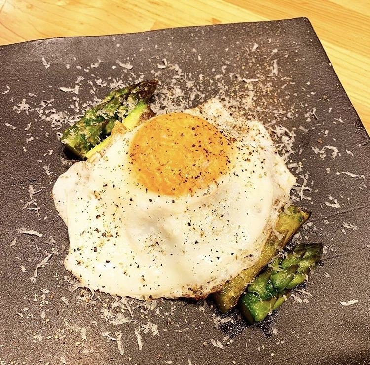 鉄板でグリルしたアスパラに目玉焼き添え