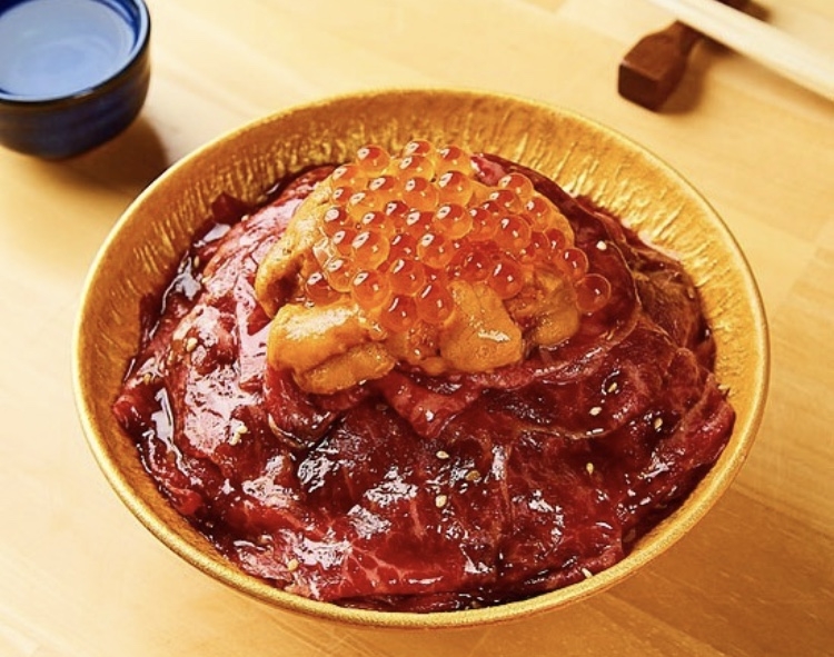 贅沢すぎる和牛海胆いくら丼!