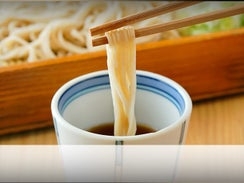 日本酒と句の食材を使った一品料理を蕎麦と