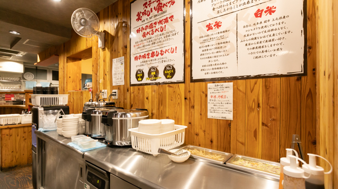 おかわり自由のサラダバーもあり