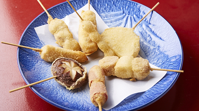 サクサクで熱々の串揚げも人気です!