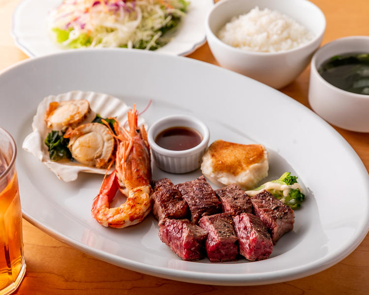 魚介とステーキの欲張りコンビです