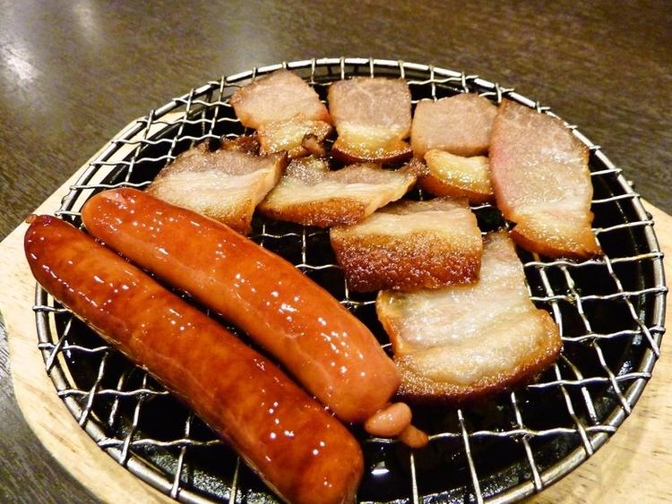 ビールがすすむ、炙り焼きのメニューも用意