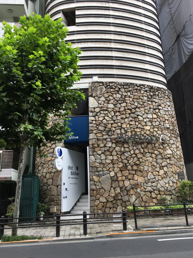 岩張りのお洒落なビルの一階