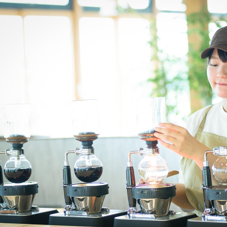 コーヒーはサイフォン式のスタイル