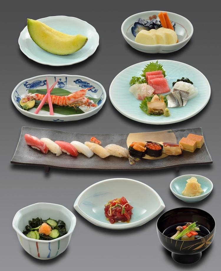 鮨メインの料理コース