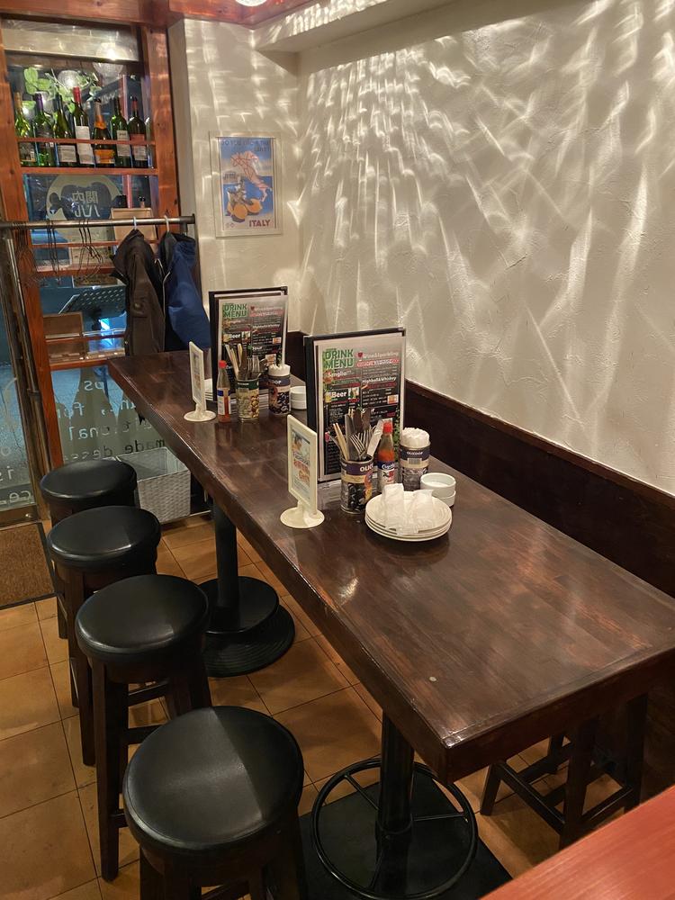 入って左のハイテーブル