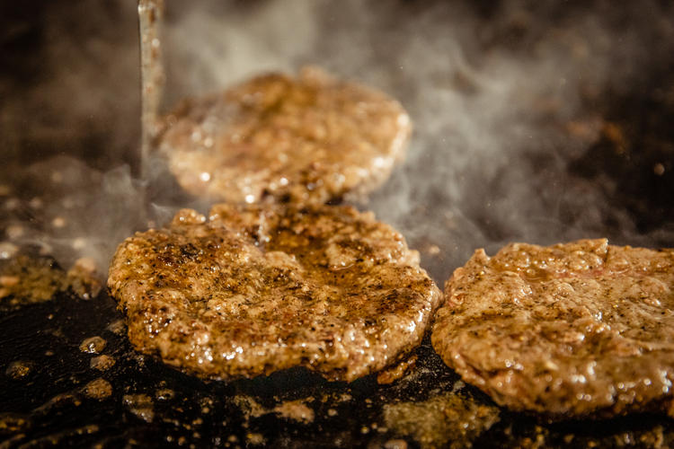 人気のハンバーガーが賄いで食べれちゃう!