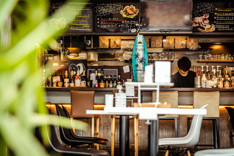 ハワイの風を感じるお洒落で開放的な店内♪