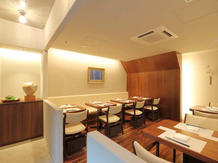明るく落ち着いた店内