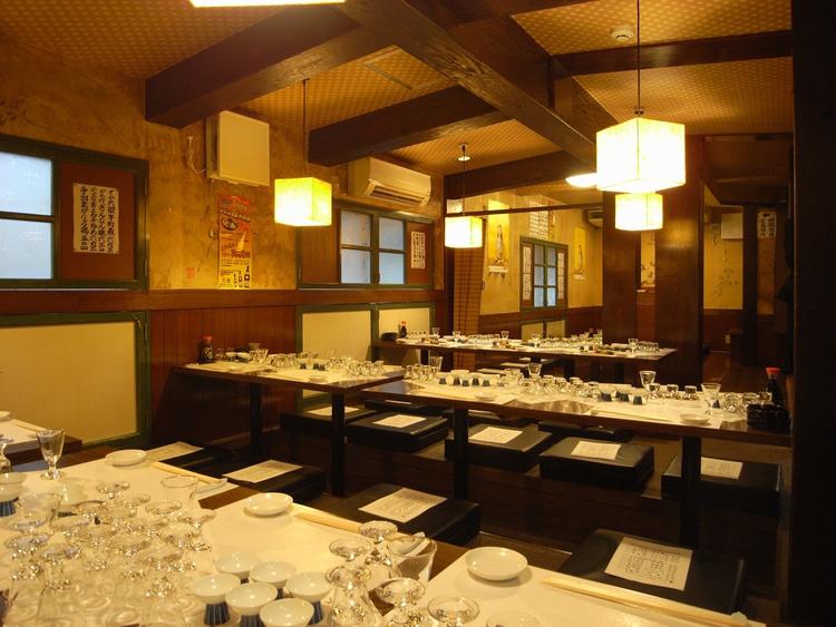 温かみある店内は連日満席です。