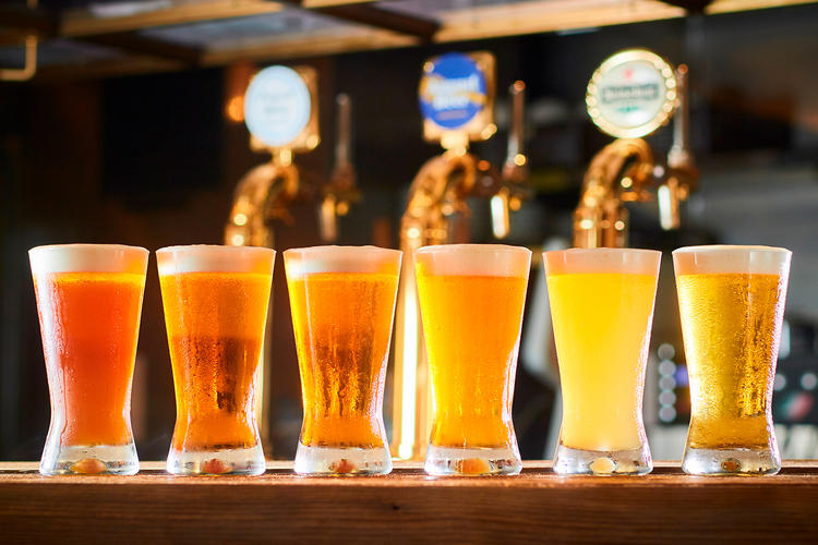 チキンにかぶりついてビールをがぶ飲み!