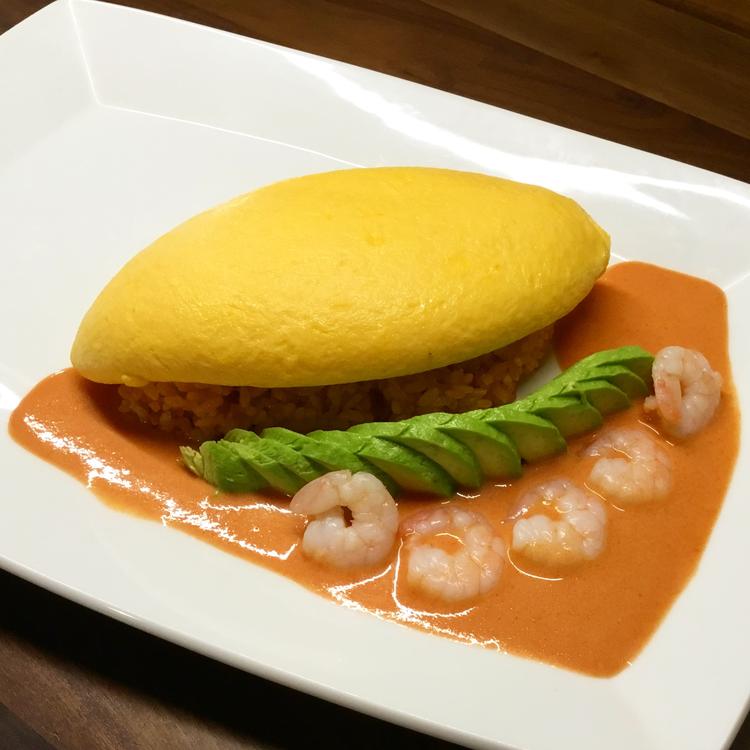 海老とアボカドのトマトクリームオムライス