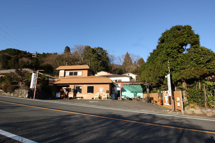 県道138号線沿いにお店はあります