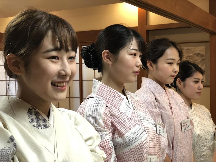 ホールスタッフは、着物で☆