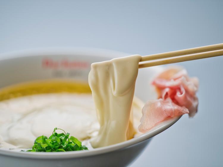 チーズを麺に絡めて食べる新感覚ラーメン!